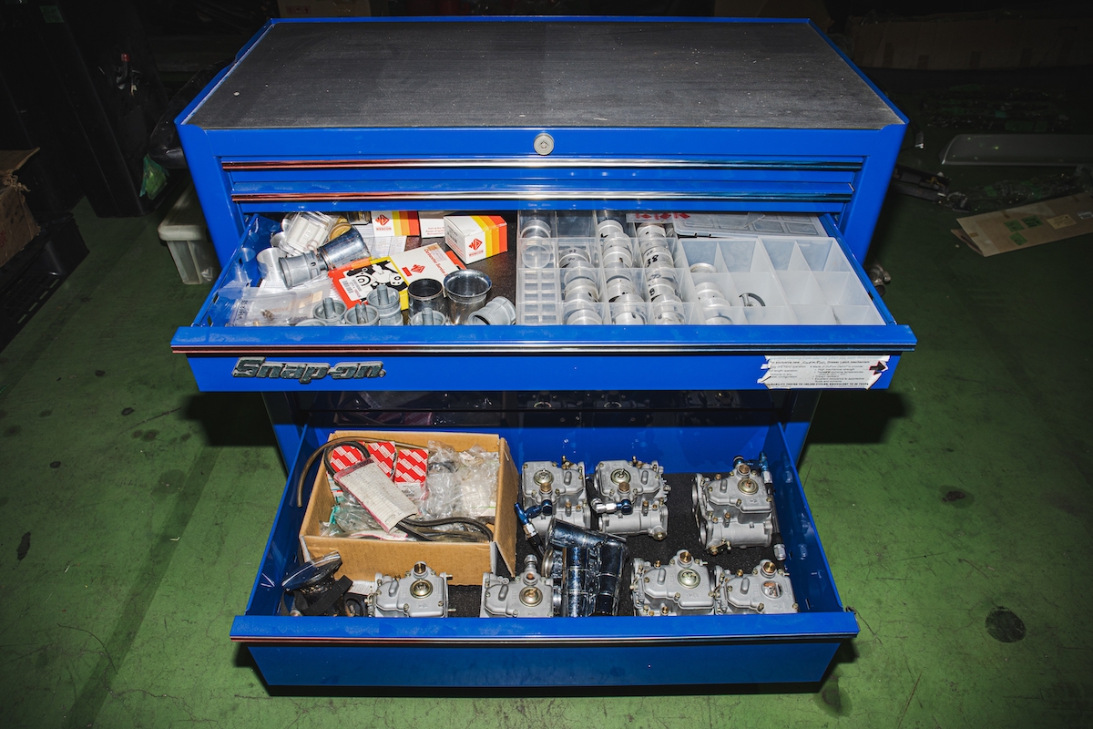 エンジンパーツ、キャブレターセット、青い工具箱