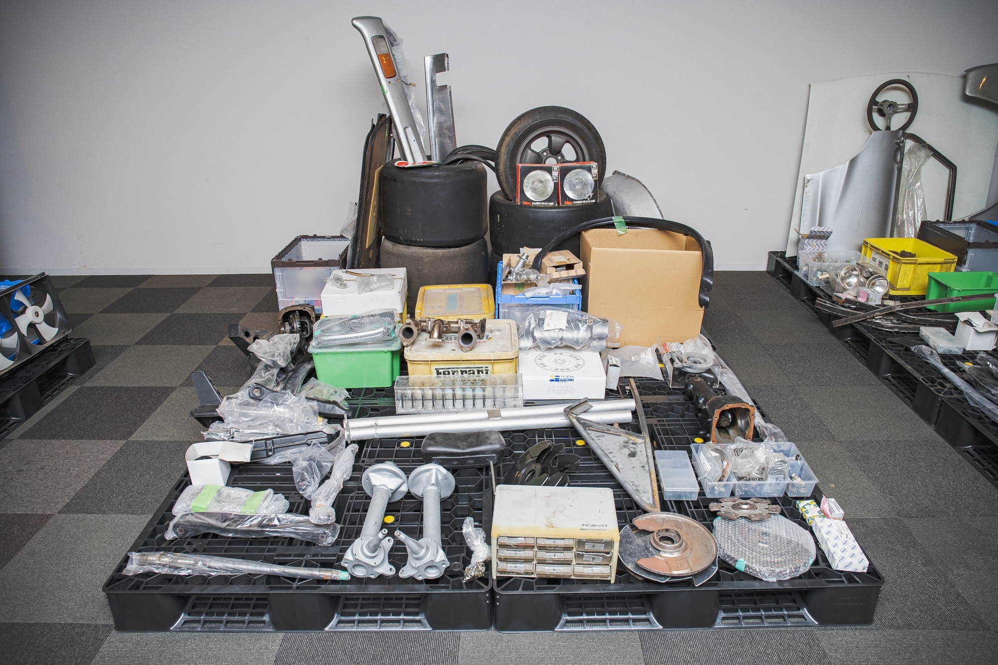 スペアタイヤハウス、軽量フライホイール、ミッシ ョンメンバー、ハーネス、ブレーキマスター他