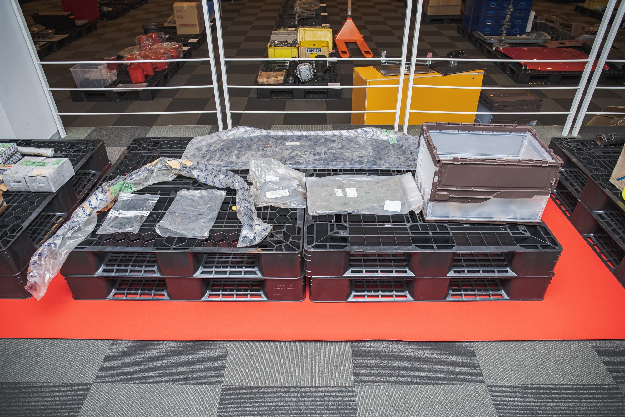 ハコスカリアボード(新品)、ウェザーストリップ パッキン等、フューエルホース、マイクロメーター他計器他