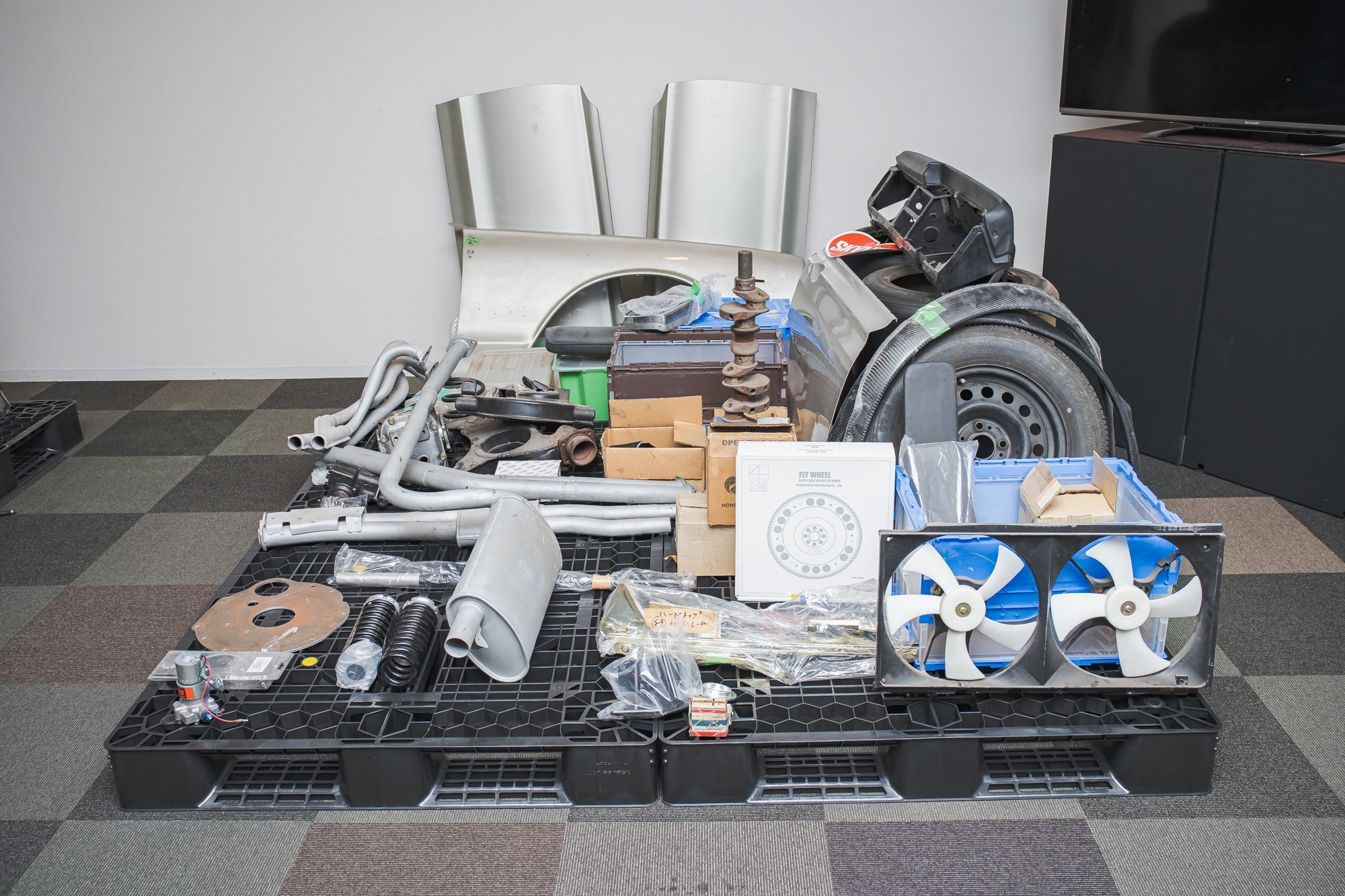 ハードトップドア、レース用試作マフ ラー、軽量フライホイール他