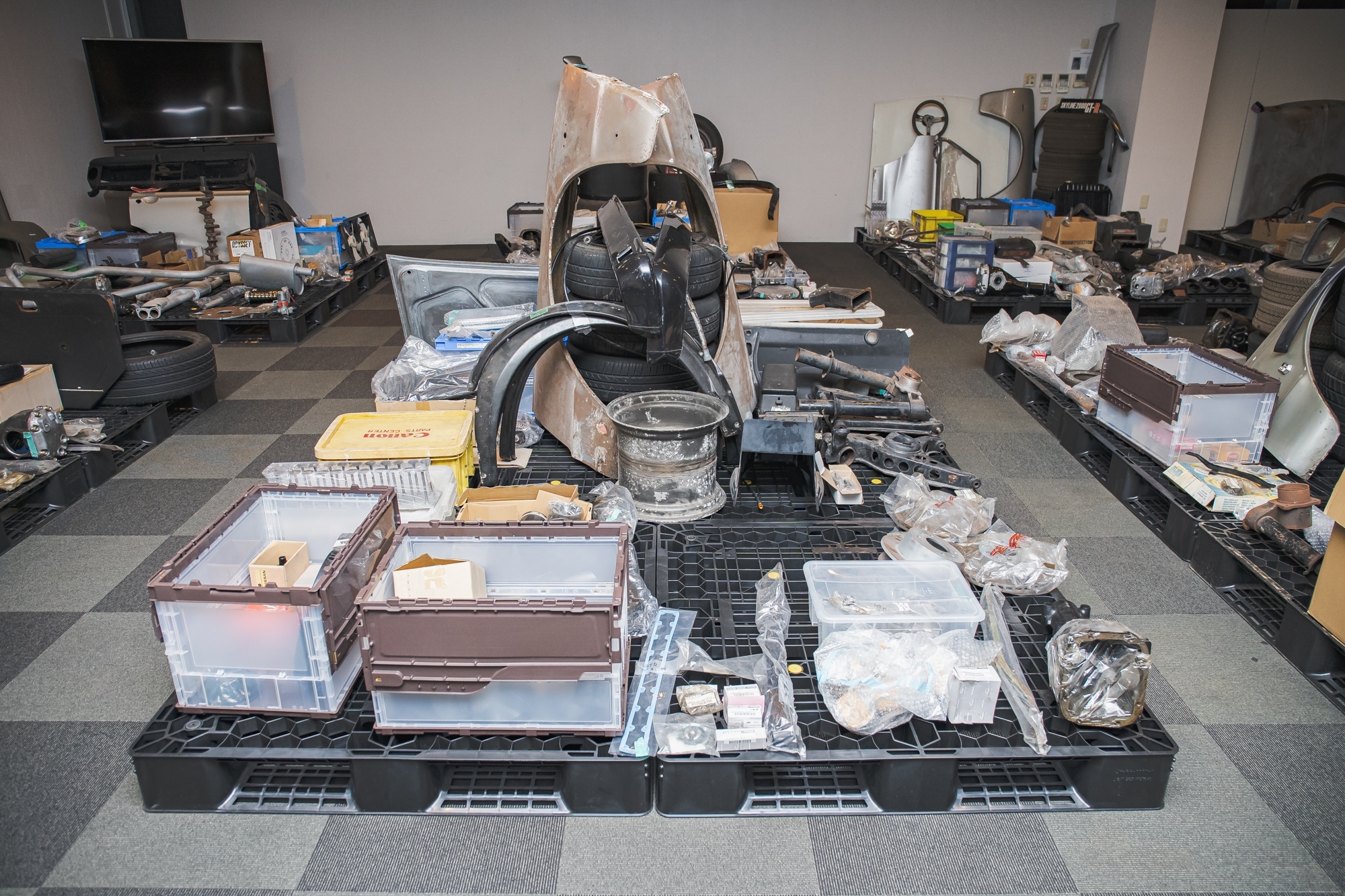 フェンダー、グリル、足回り部品、電装他