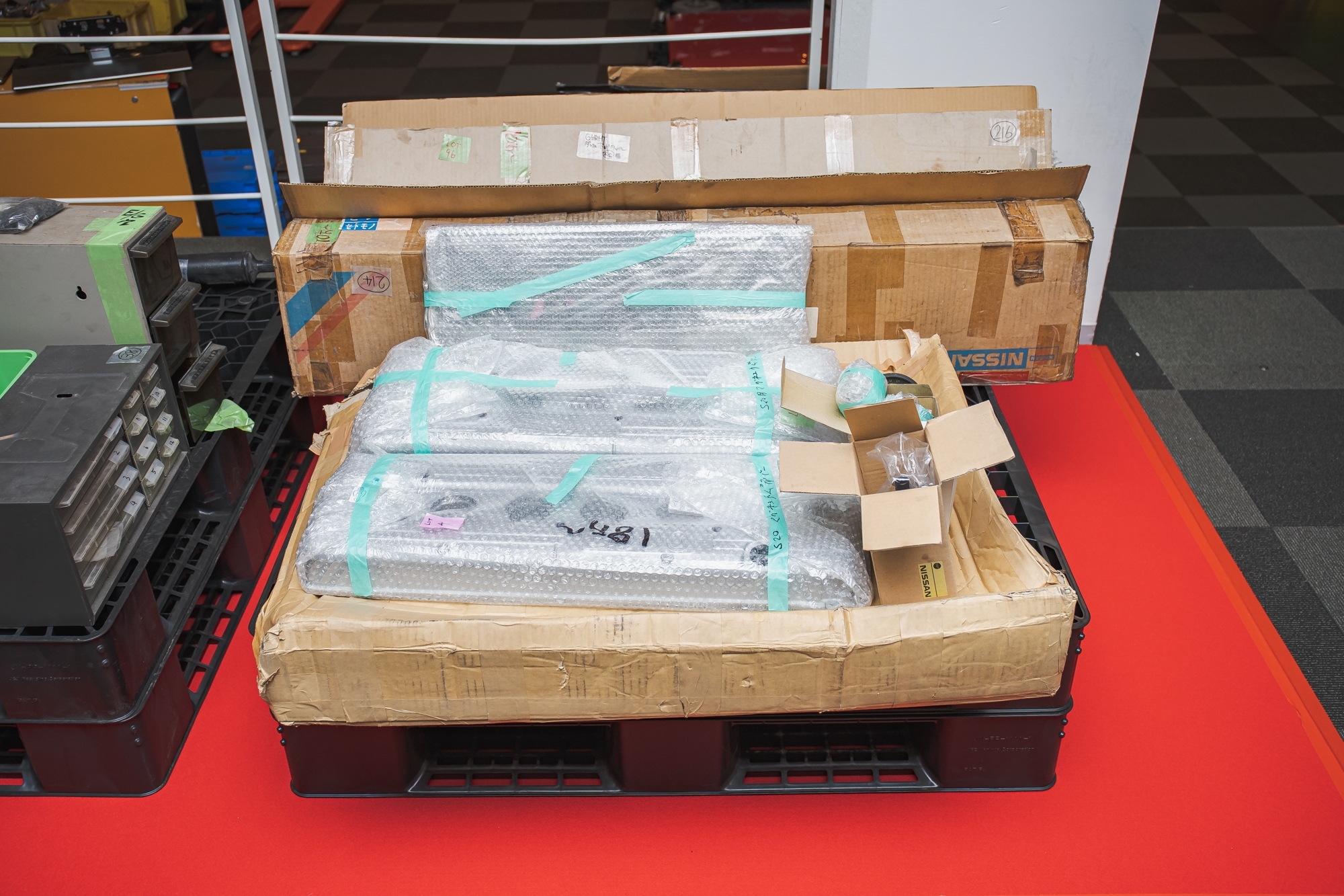 マグネシウムカムカバー (レース)、純正バッフル、 HTダッシュボード (新品含)、4dr内張、メーター他